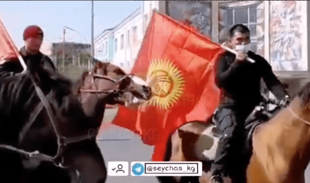 В Оше проходит митинг в поддержку Сооронбая Жээнбекова. ВИДЕО