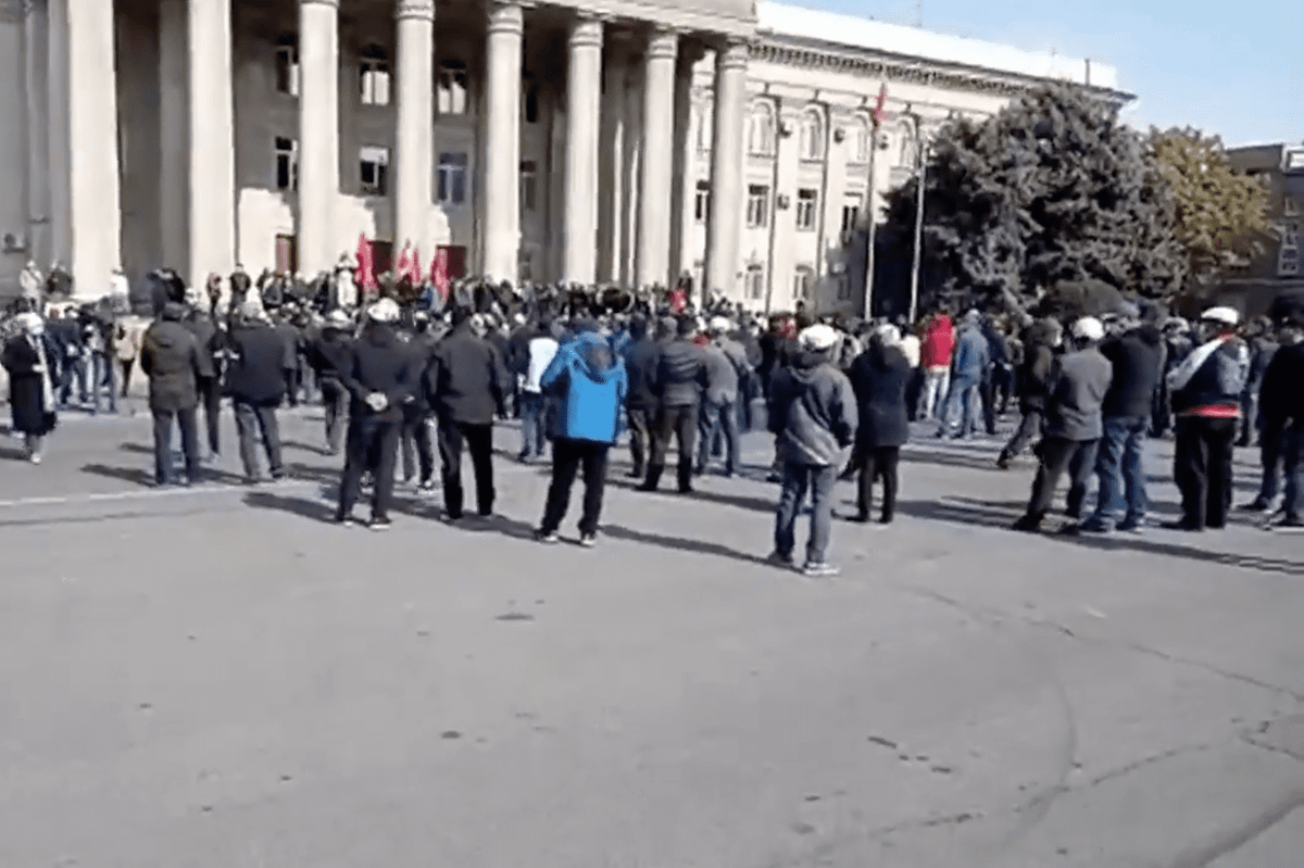 У здания правительства проходит митинг в поддержку Садыра Жапарова