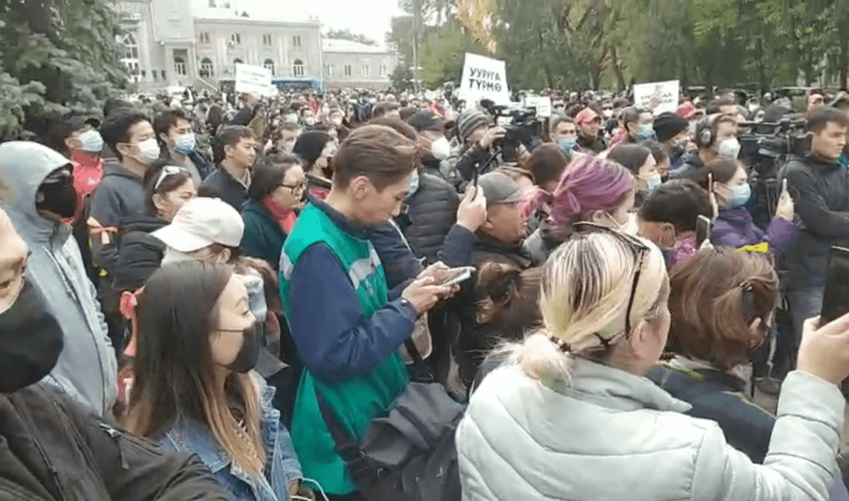 В Бишкеке начались три митинга против ОПГ, все они отправятся на площадь, чтобы объединиться. ВИДЕО