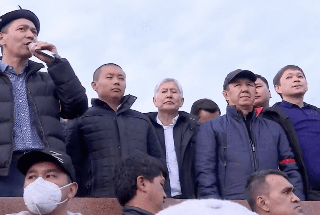 Атамбаев, Бабанов, Сариев, Токтогазиев, Исаков собрались на площади