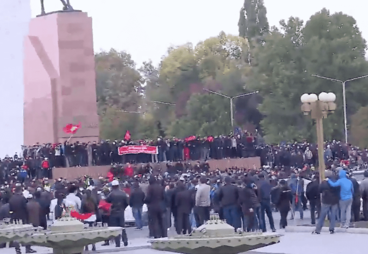 Сторонники Садыра Жапарова агрессивно разогнали митингующих. Были слышны выстрелы. ФОТО.ВИДЕО