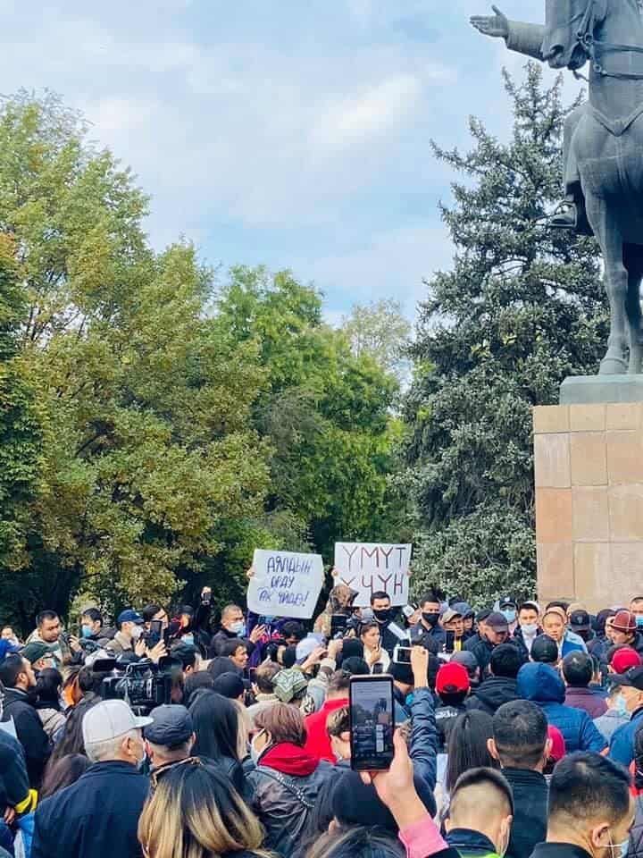 Вторая колонна митингующих направляется к площади «Ала-Тоо»