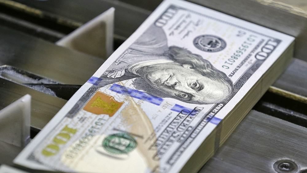 Доллар в Кыргызстане подешевел почти на 6 сомов — 93.1 сома