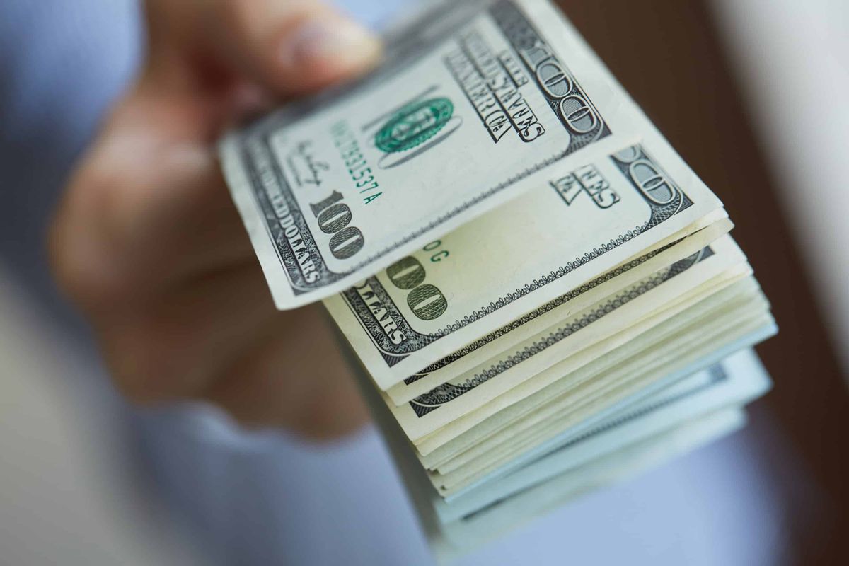 Большинство банков снизило курс доллара до 82.5-83.5 сома