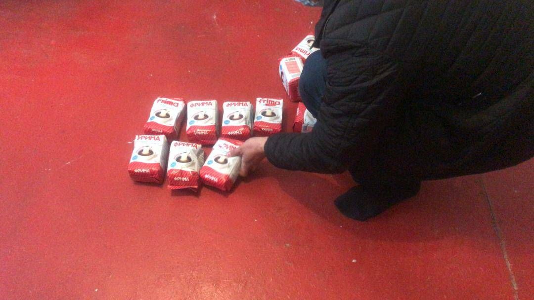 В Бишкеке обнаружили подпольный цех по производству сухих сливок. ВИДЕО
