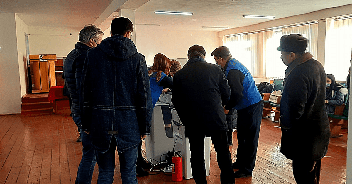 В Сокулуке члены УИК вносят бюллетени в урну вместо избирателей