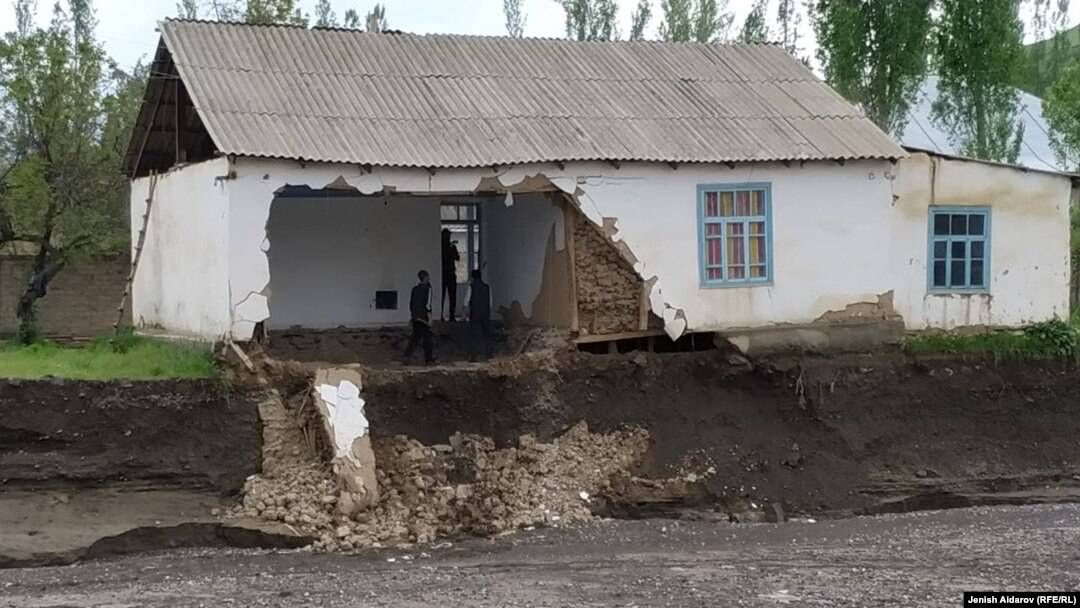 В Баткенской области во время инцидента на границе пострадало более 100 объектов
