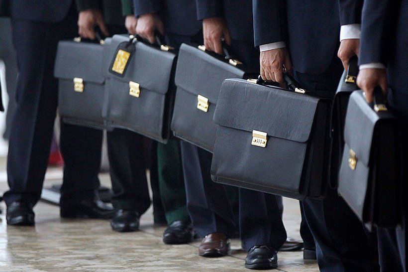 Количество чиновников госаппарата КР сократят до 30%