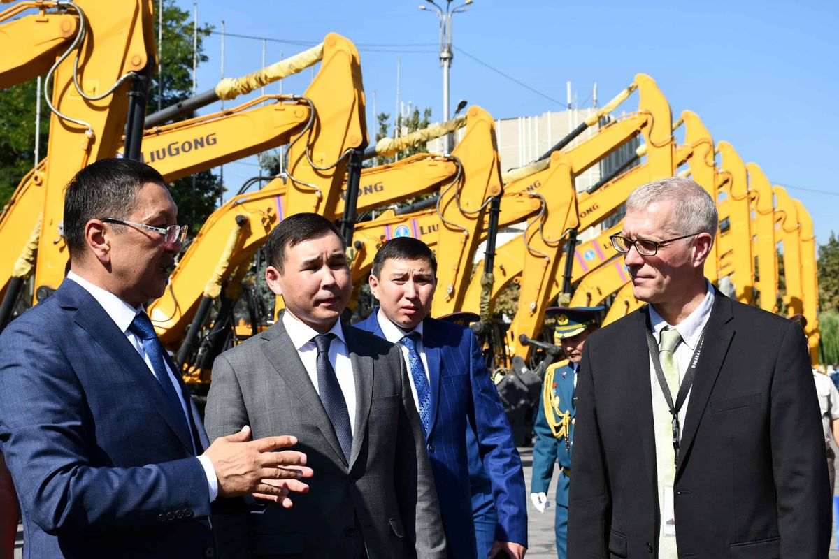 АБР передал МЧС КР спецтехнику на $8 млн