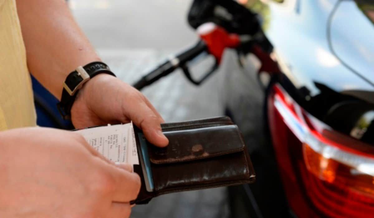 Почему в Кыргызстане вновь выросли цены на бензин. Ответ нефтетрейдеров