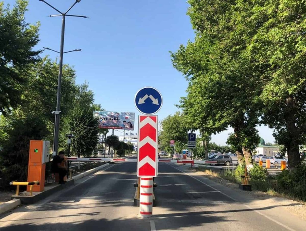 В аэропорту «Ош» незаконно установили шлагбаум и брали плату с прибывающих машин