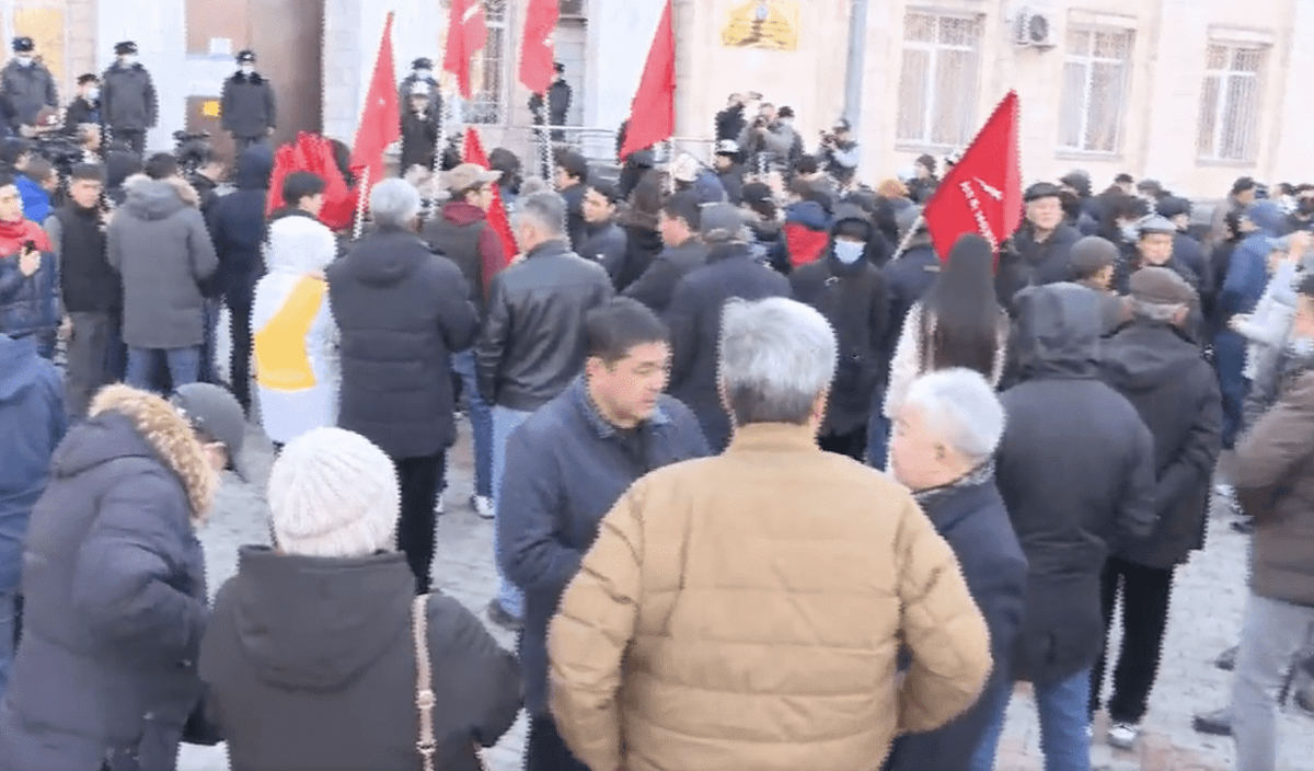 Партии собираются на митинг у здания ЦИК
