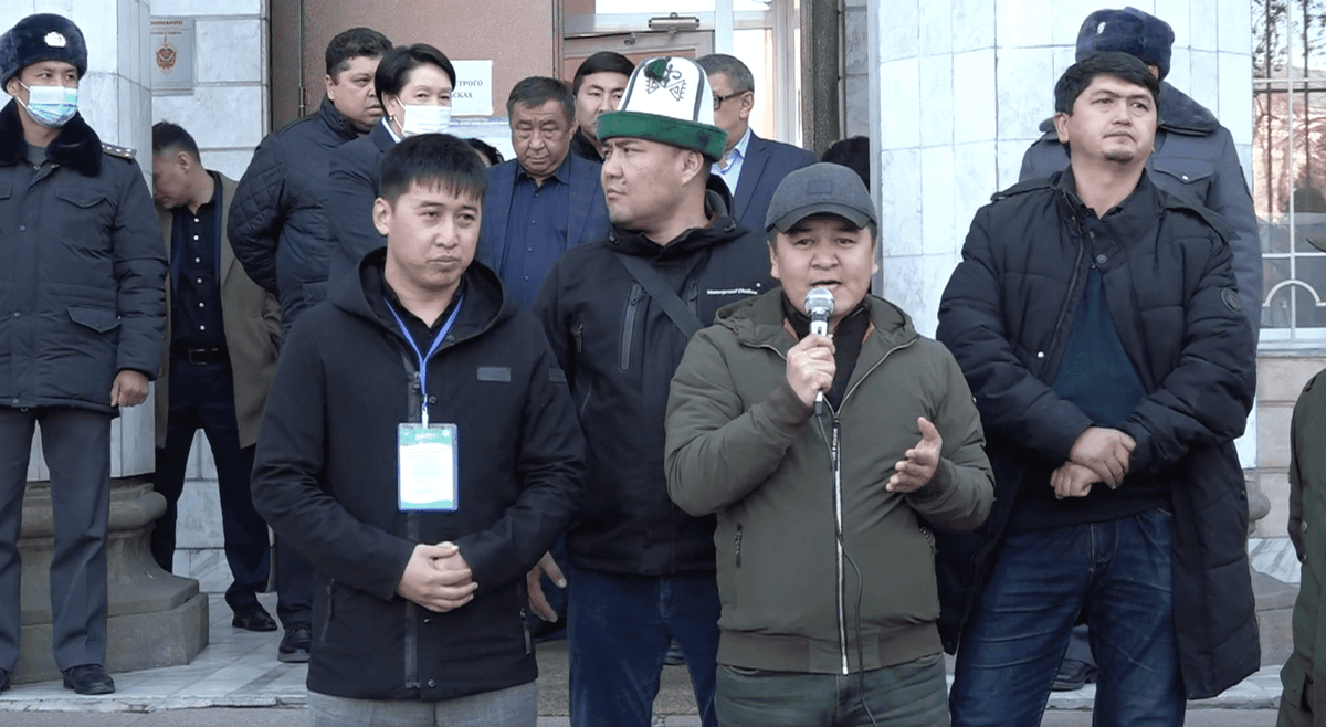 Митингующие дали два дня властям, чтобы объявить перевыборы. Акция протеста окончена