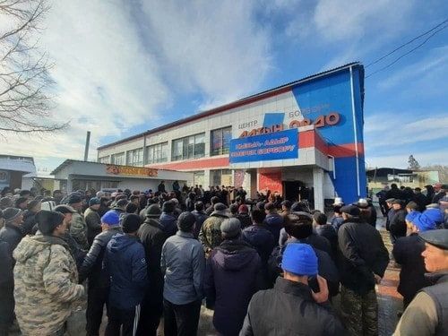 В Таласе проходит митинг из-за результатов выборов