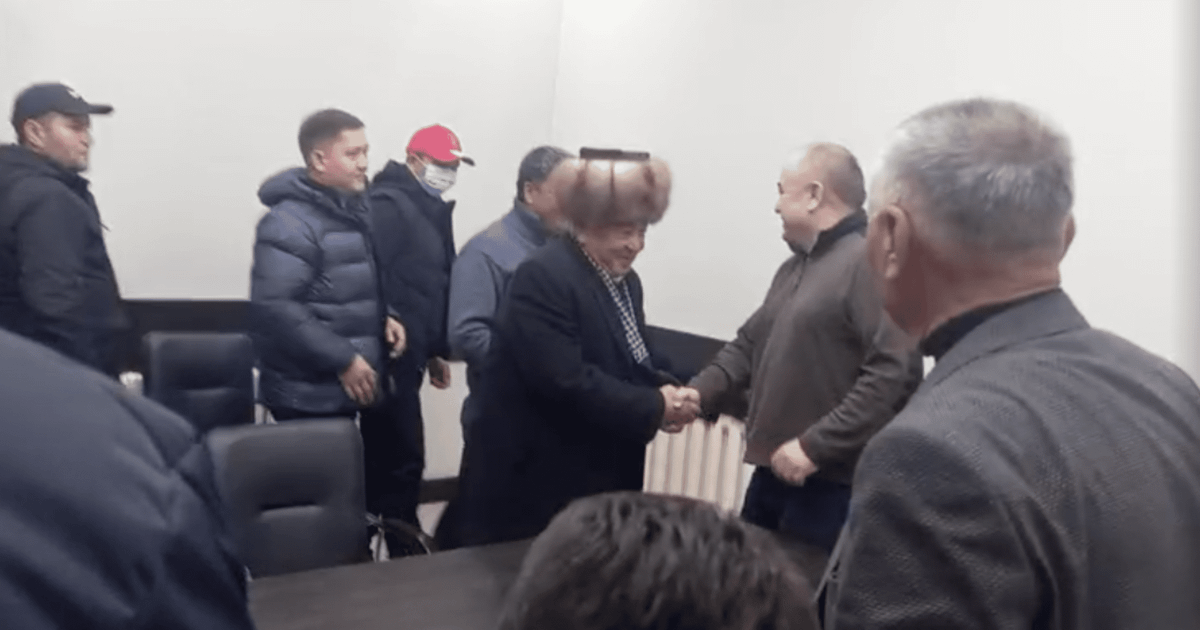 Участники нападения на Омурбека Текебаева извинились перед ним