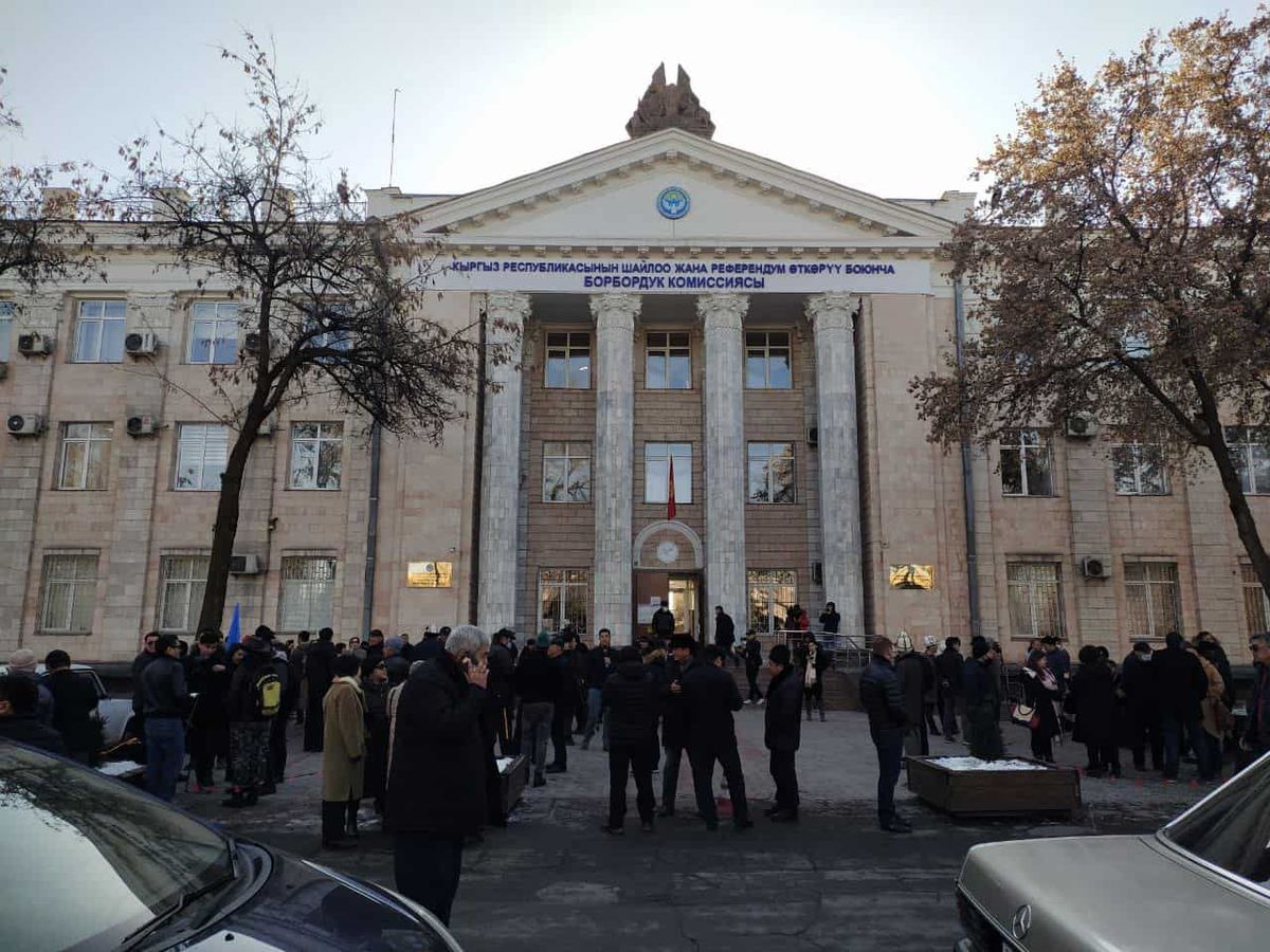 Митинг у здания ЦИК. Требуют перевыборов и снижения избирательного порога до 3%