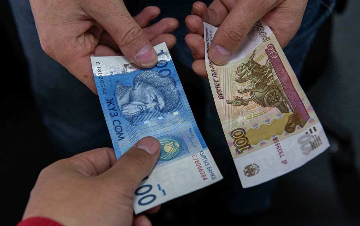 Курс покупки рубля в Бишкеке опустился ниже 1 сома