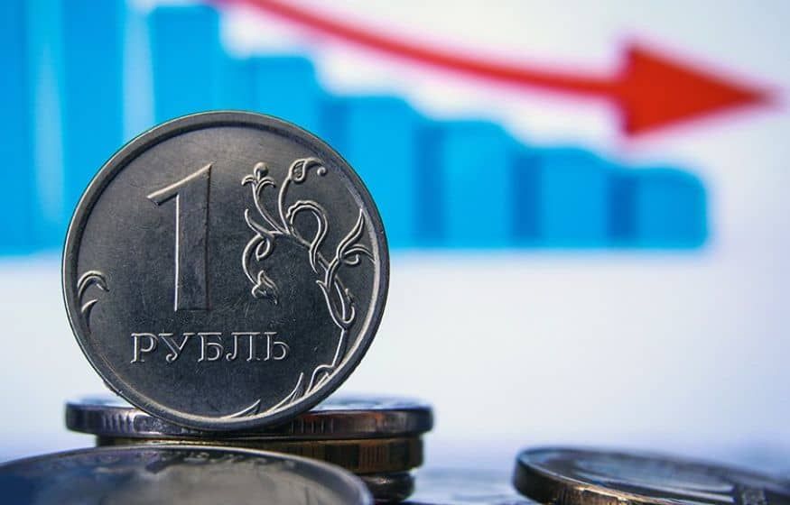 Рубль подешевел к доллару и евро, а индекс Московской биржи просел на 11% на фоне событий в Украине