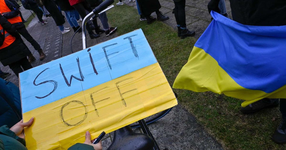 Ключевые банки России отключат от системы SWIFT