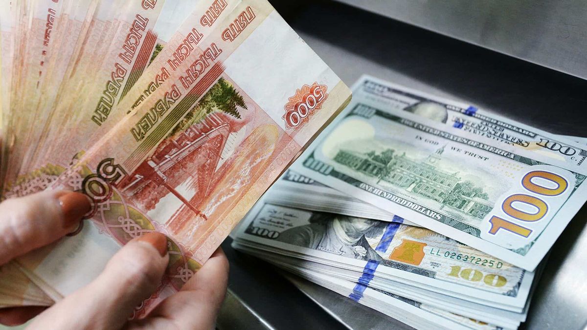 Официальный курс доллара вырос на 0.01%, рубль укрепился на 1.8%