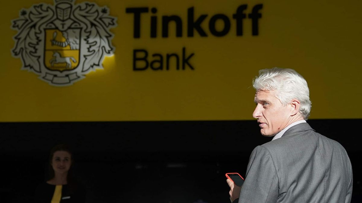 «Тинькофф» перестал переводить деньги с рублевых на долларовые счета
