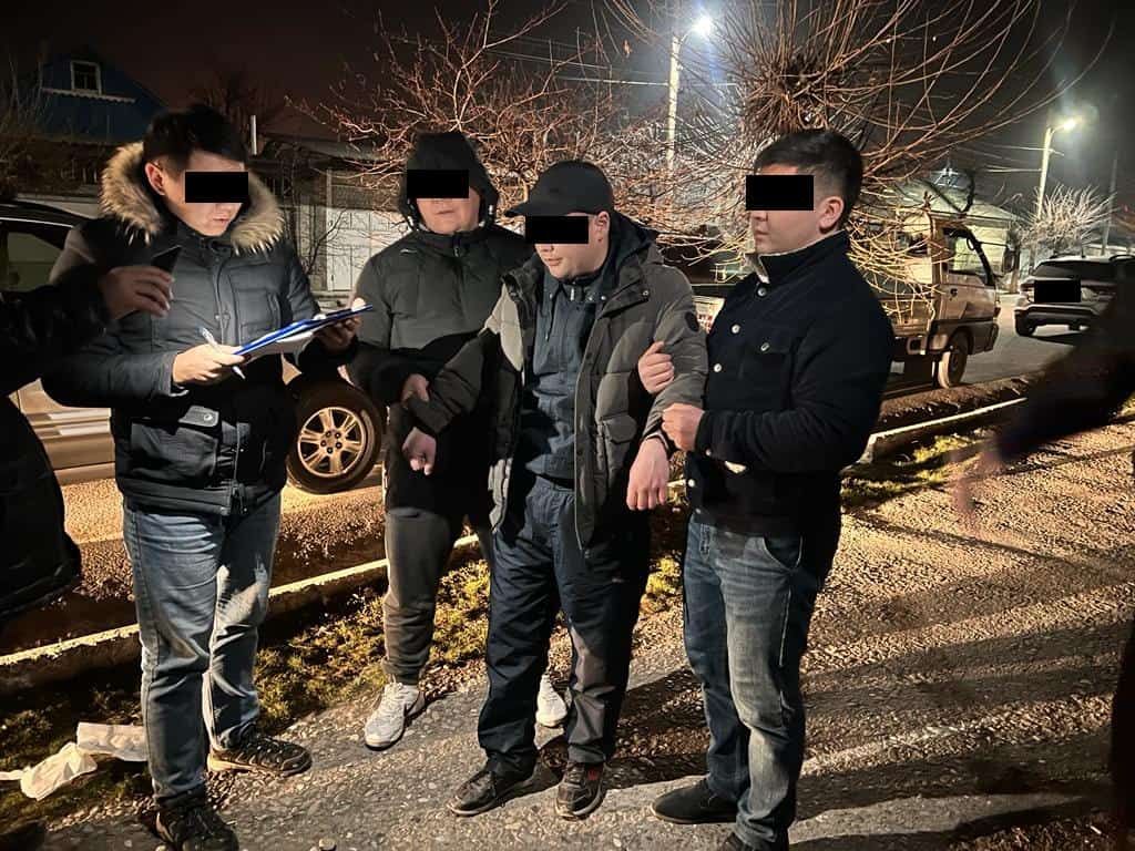 В Джалал-Абадской области задержали налогового инспектора — вымогал взятку за закрытие патента