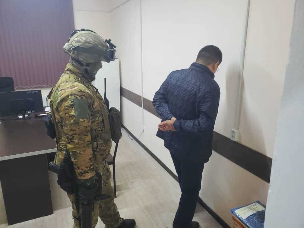 В Бишкеке за вымогательство денег у иностранного инвестора задержан следователь