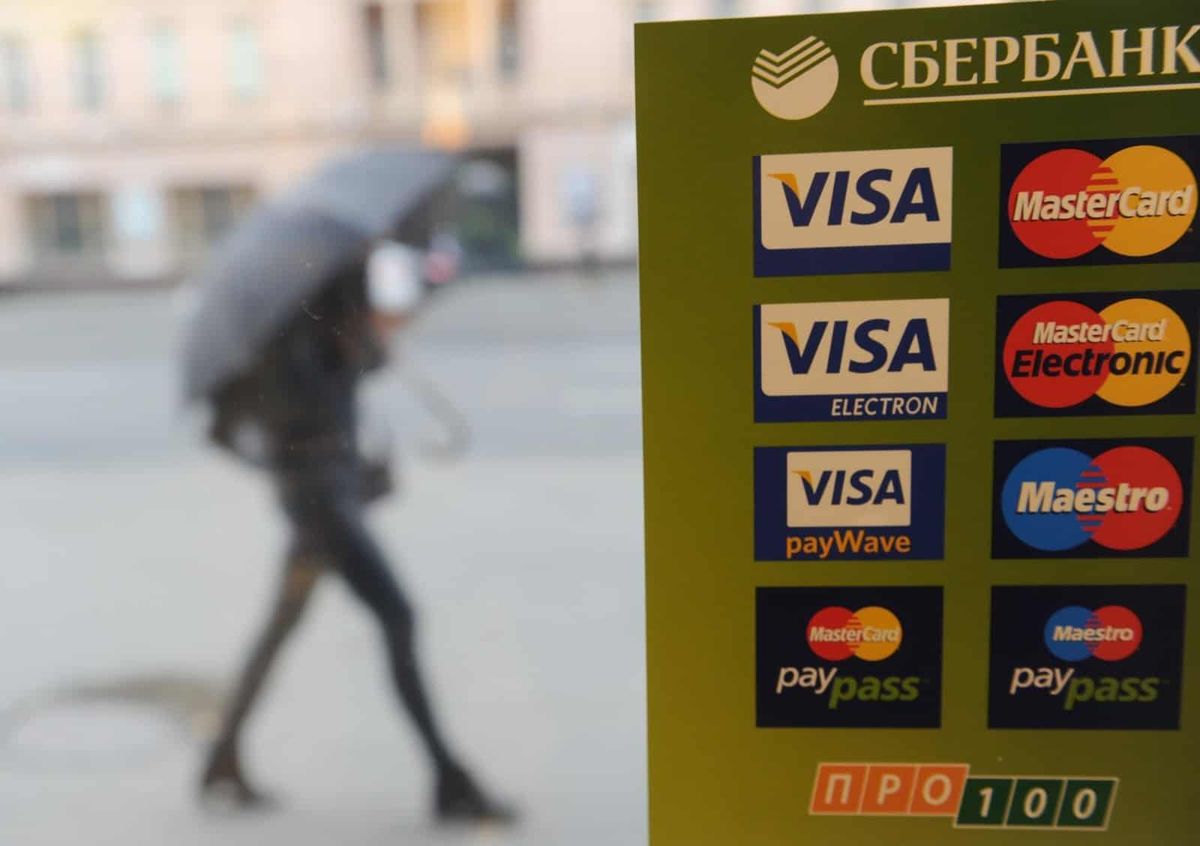 Несколько банков КР не смогут работать с Visa и Mastercard, если под санкции попадут процессинговые центры РФ
