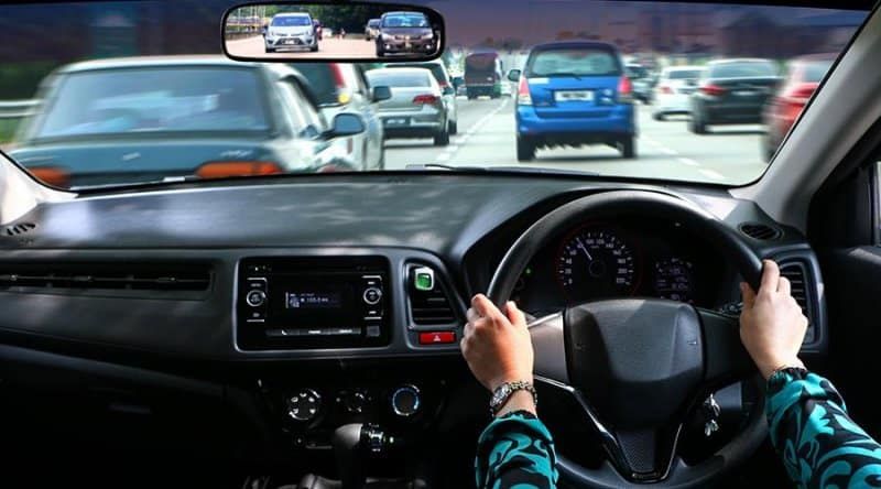 Несмотря на запрет, в Кыргызстан завозят праворульные авто. Депутаты предлагают узаконить ввоз