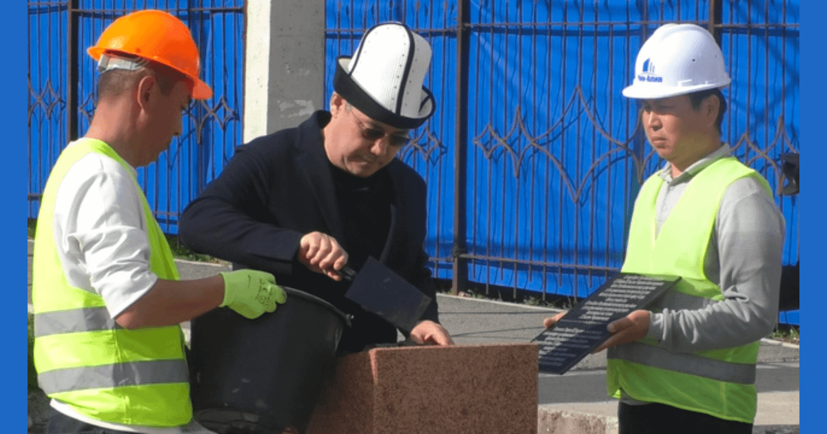 Почти 100 млн сомов выделено на строительство зала для женской сборной по борьбе – Садыр Жапаров заложил капсулу