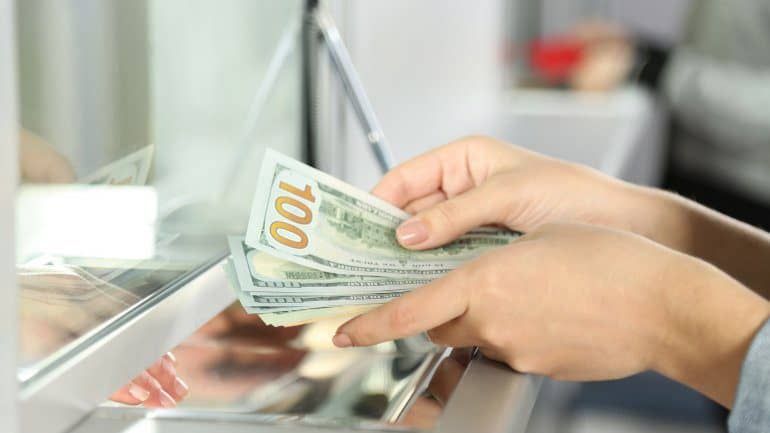 Отток валюты из Кыргызстана превысил $600 млн