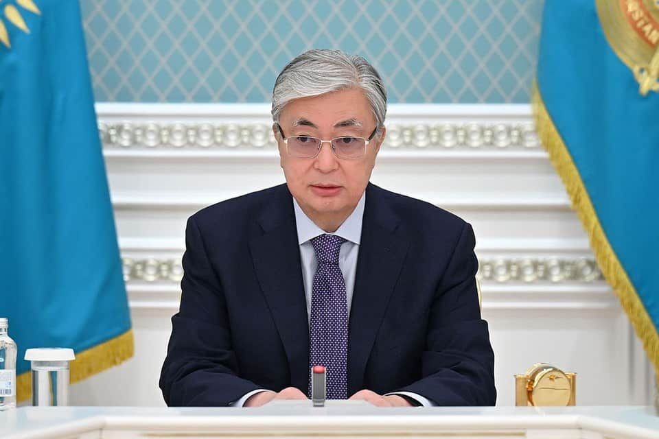 Токаев заверил, что даст поручение рассмотреть открытие наземных границ Казахстана для граждан КР