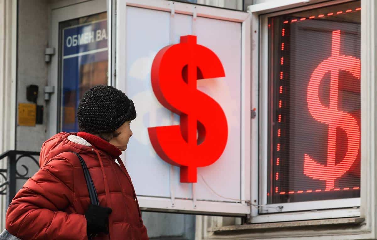 Сом уступил всем основным валютам — Нацбанк впервые в 2023 году изменил курс доллара