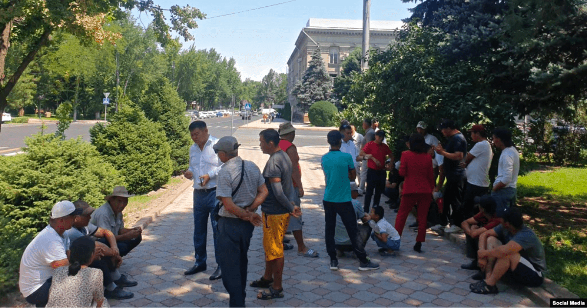 Фермеры вышли на митинг к Дому правительства из-за нехватки поливной воды
