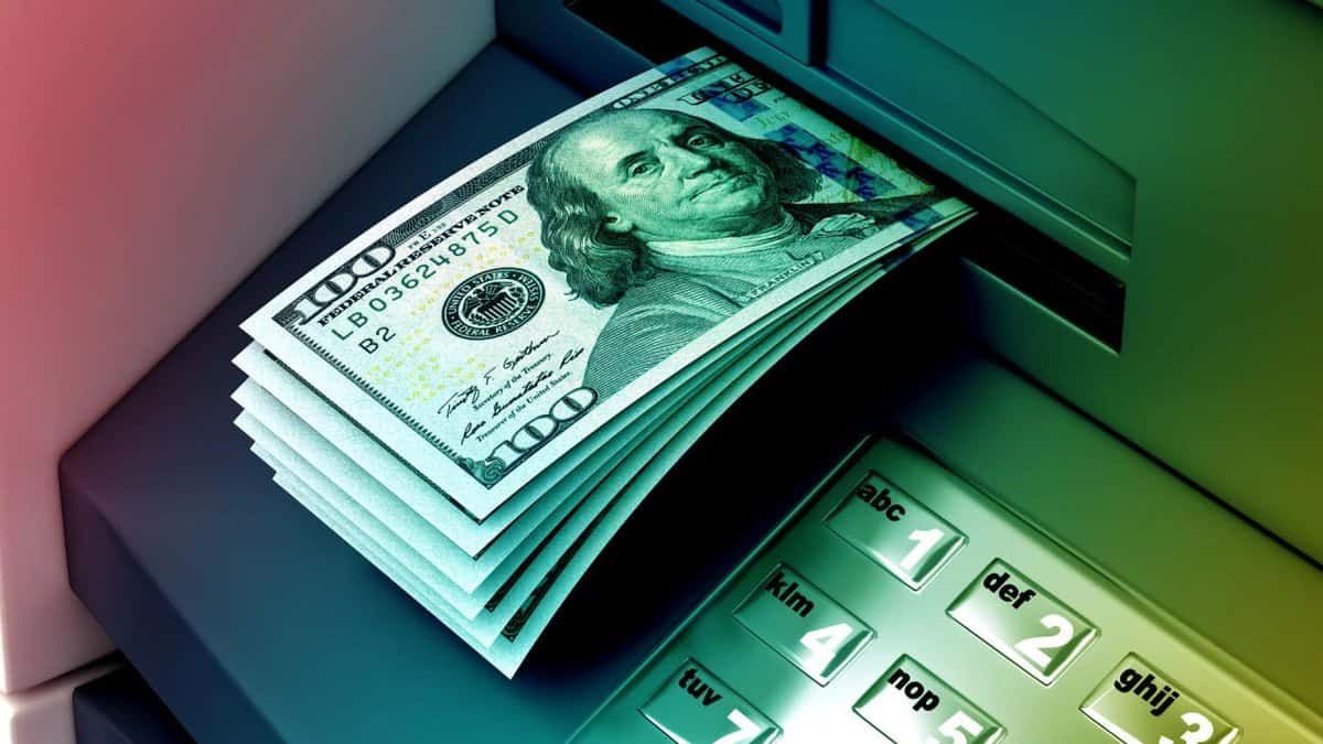 Курс доллара в Бишкеке сохраняет относительную стабильность