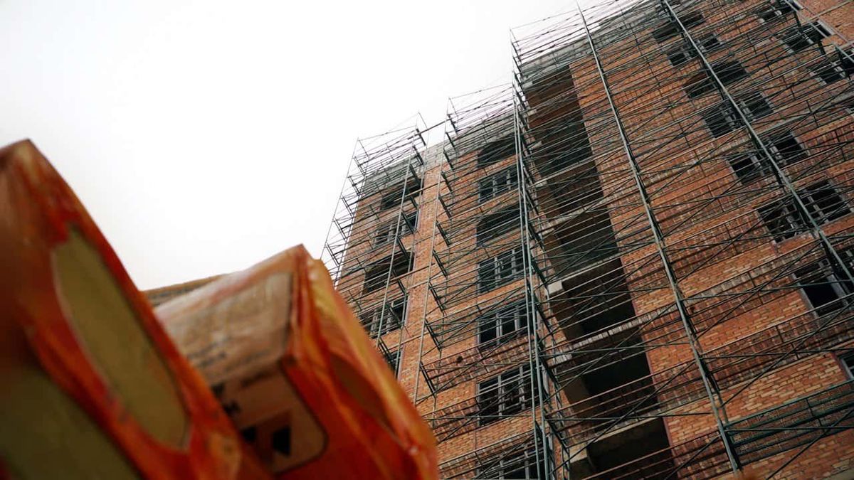 В Бишкеке из-за нарушений приостановили строительство многоэтажного дома