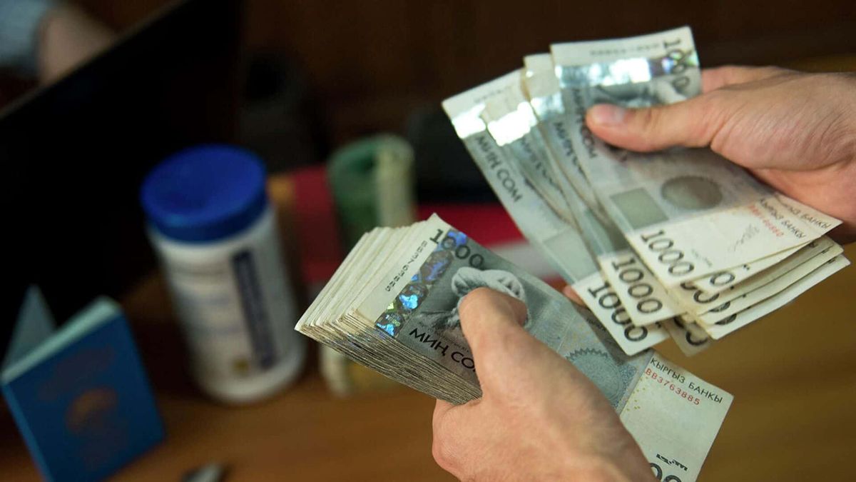 За месяц кыргызстанцы сняли со своих депозитов более 1.4 млрд сомов