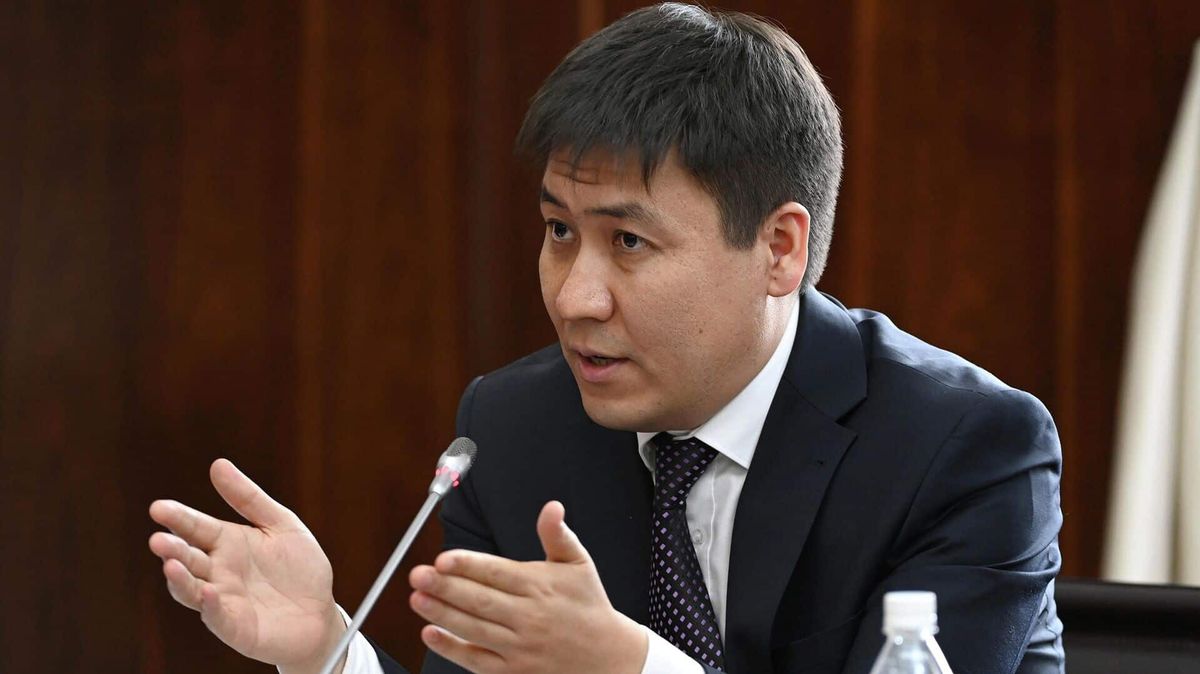 Президент снял с должности министра образования Алмазбека Бейшеналиева