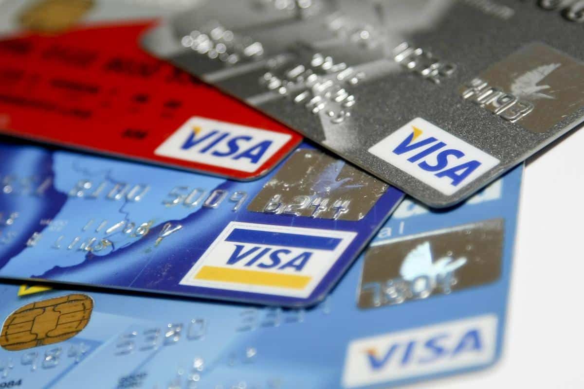 За год в Кыргызстане выпущено почти 500 тысяч карт Visa