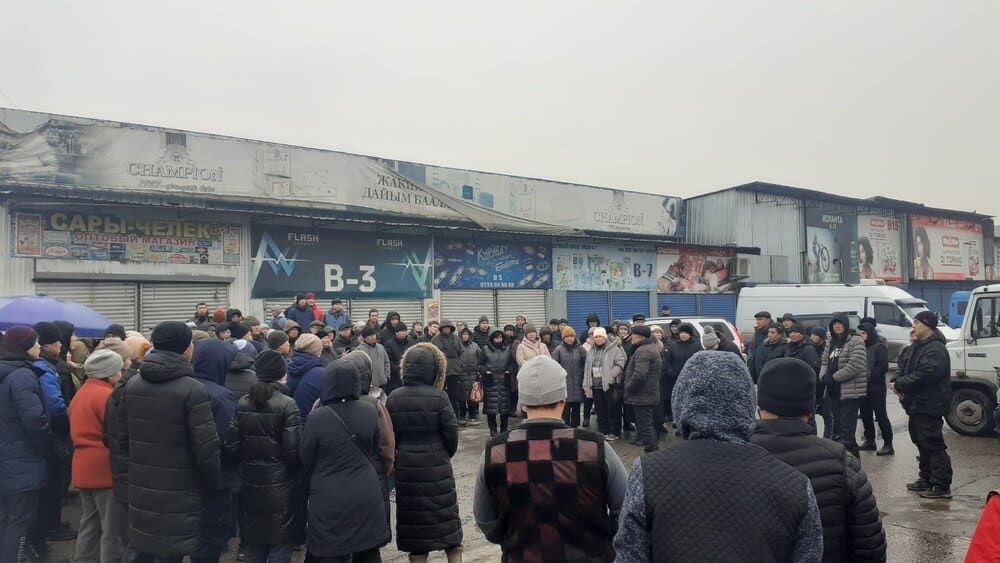 Митингуют торговцы рынка «Дордой-Дыйкан» — не могут закупить товары без электронной накладной