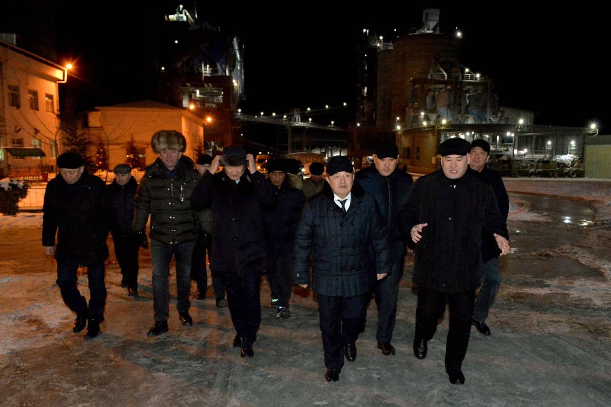 Глава кабмина посетил полностью автоматизированный цементный завод в Араванском районе