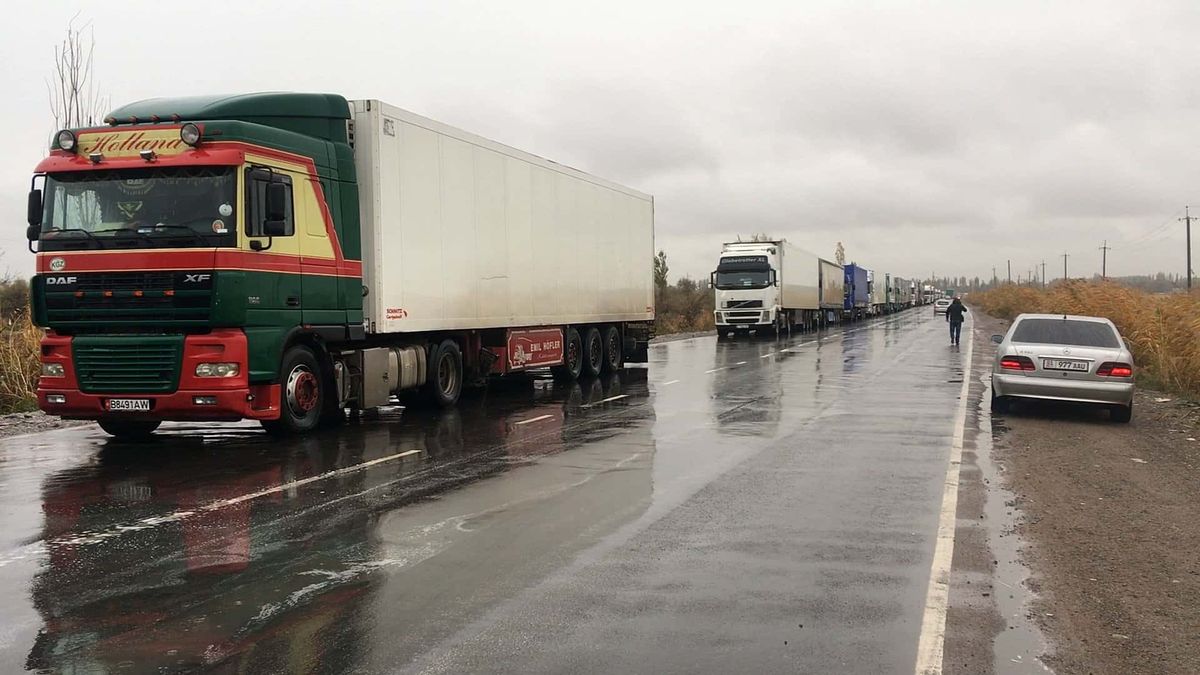 Грузовые авто пустят в обход Бишкека для снижения уровня смога