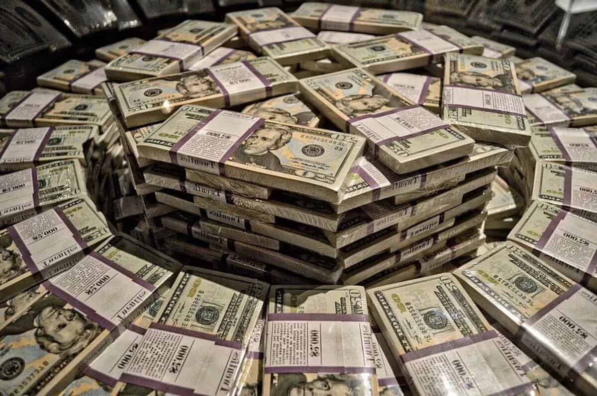 Нацбанк второй раз за апрель провел интервенцию и продал почти $41 млн