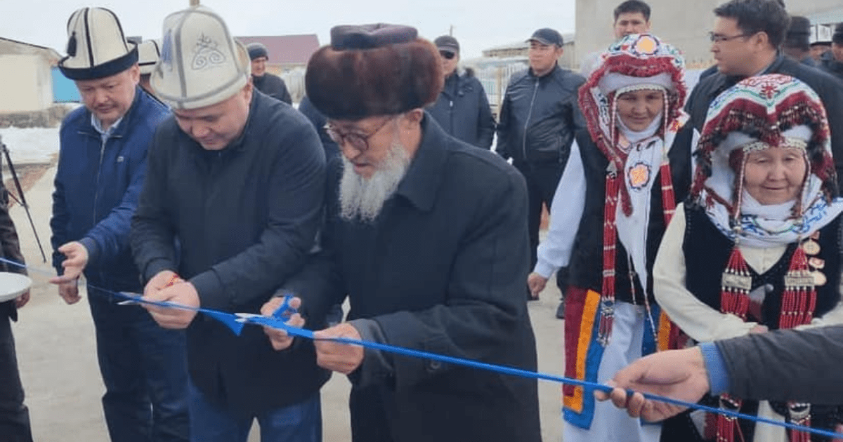 Депутаты ЖК торжественно перерезали ленту — и открыли банкомат