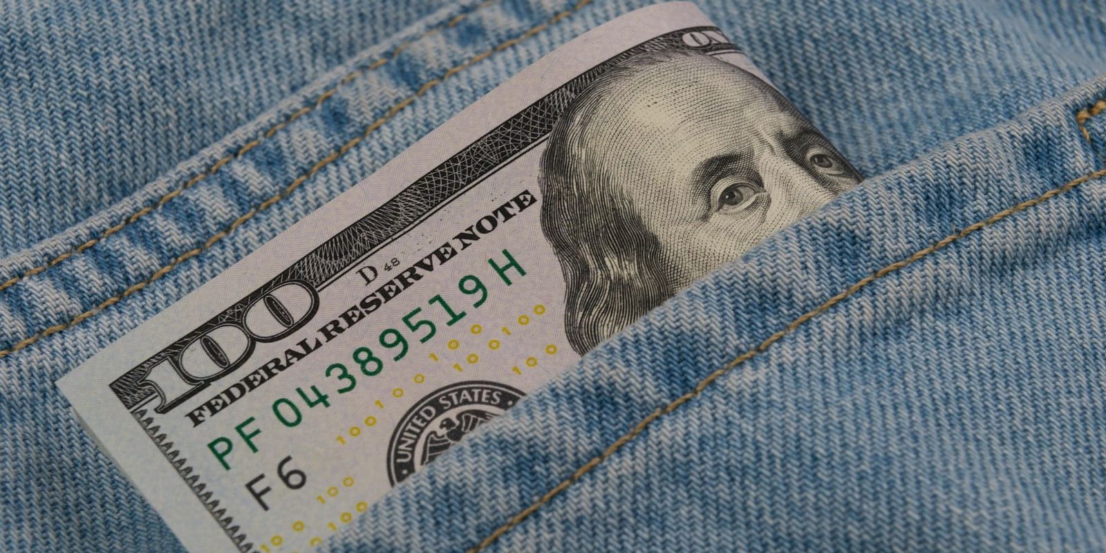 От 25 до 88 тысяч сомов: как за год изменились зарплаты в разных отраслях Кыргызстана