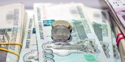 Евро подешевел, рубль вырос на 0.92%: курсы валют на 13 октября