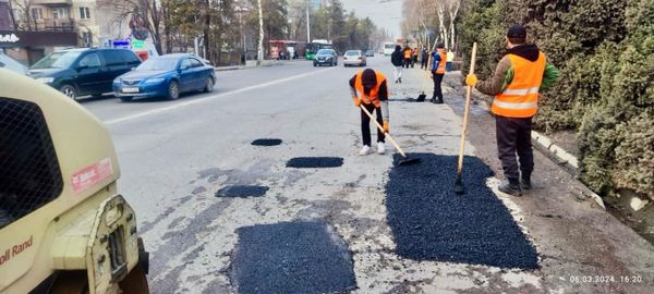 Срок службы дорожного покрытия на одной из главных улиц Бишкека вышел 15 лет назад изображение публикации