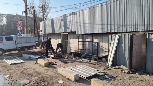 В Бишкеке сносят кафе, столовую и навесы у рынка «Мадина» изображение публикации