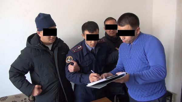 100 тысяч сомов за решение дела: следователь и прокурор в Нарынской области задержаны за взятку изображение публикации