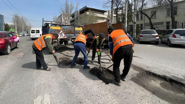В Бишкеке устранили зимние ямы на 26 участках дорог изображение публикации